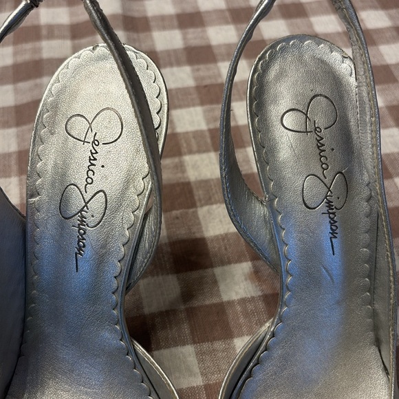 EUC JESSICA SIMPSON SILVER SLINGBACK HEEL
Size:6 - Picture 2 of 6